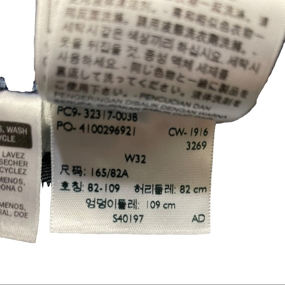 Levi’s 501 button fly jean shorts size 32. Dark wash. Raw hem. - Picture 10 of 11